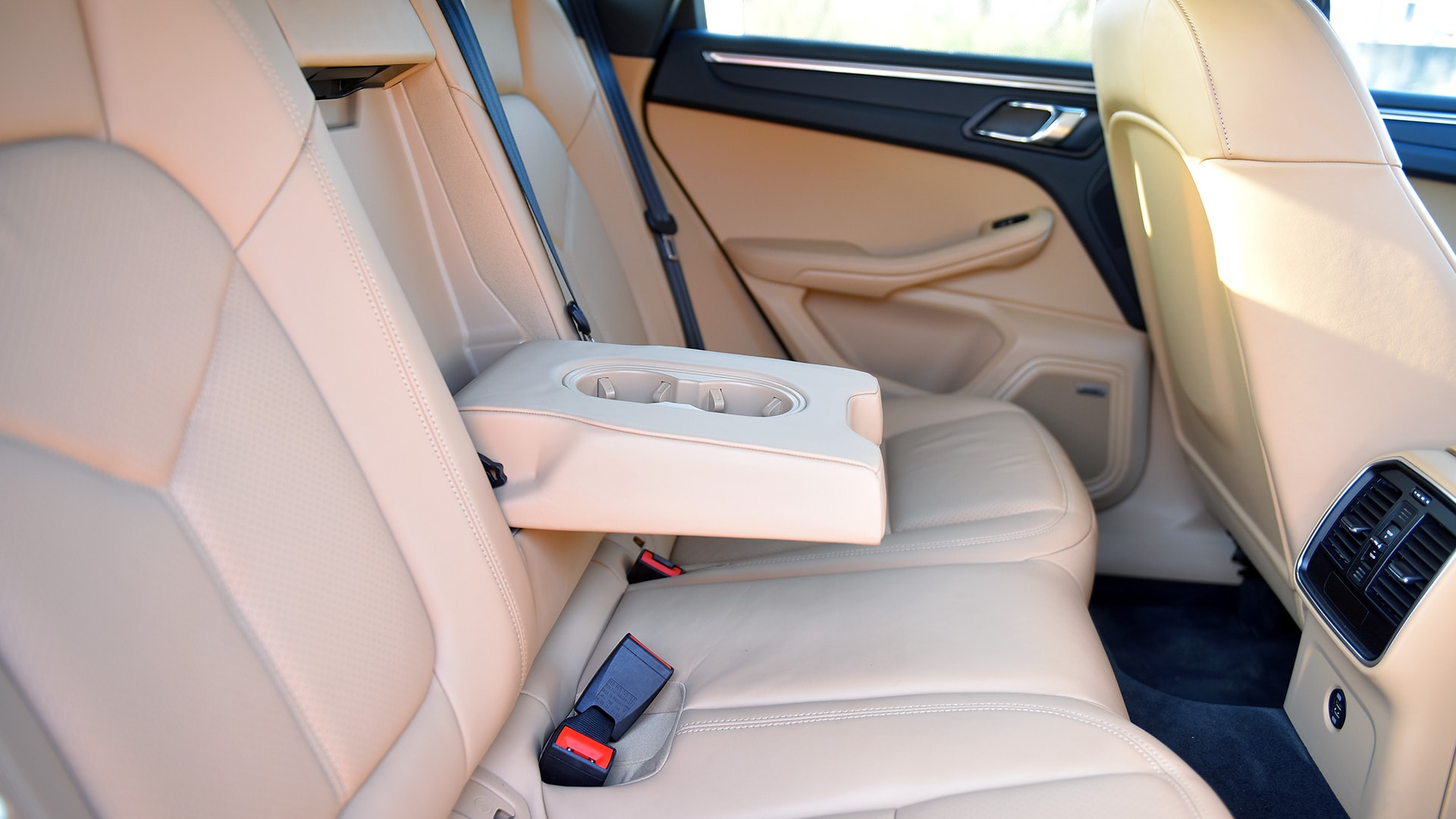 Porsche Macan 2016 R4 Interior